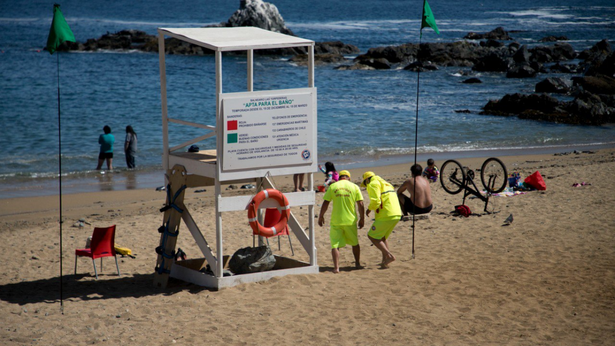 En Playa Las Torpederas se inauguró la temporada veraniega en Valparaíso