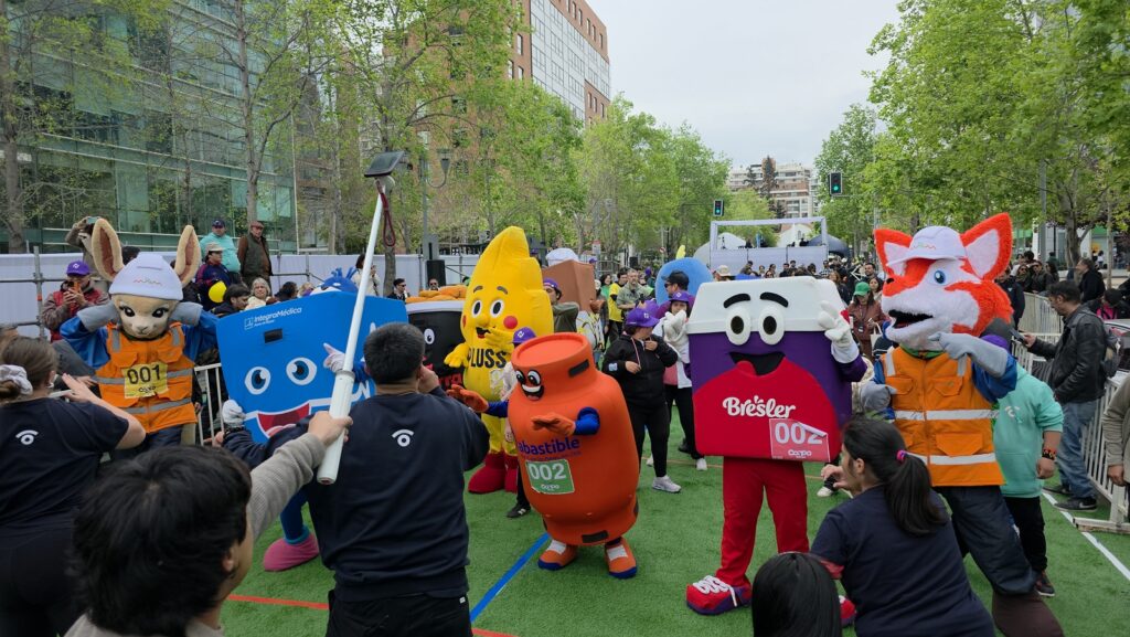 Baile entretenido de corpóreos, al finalizar CorpoGames. De izquierda a derecha: Prudencia (MPM), Integrín (Grupo BUPA), Basky (Tarragona), Plussito (Buses Pluss Chile), Abastín (Abastible), Breslerín (Bresler) y Prudencio (MPM)